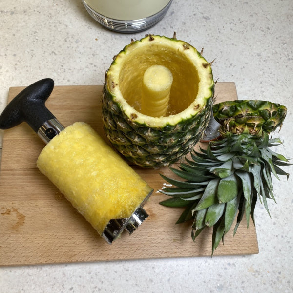 Dispozitiv pentru decojit/feliat ananas