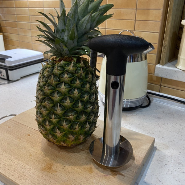Dispozitiv pentru decojit/feliat ananas